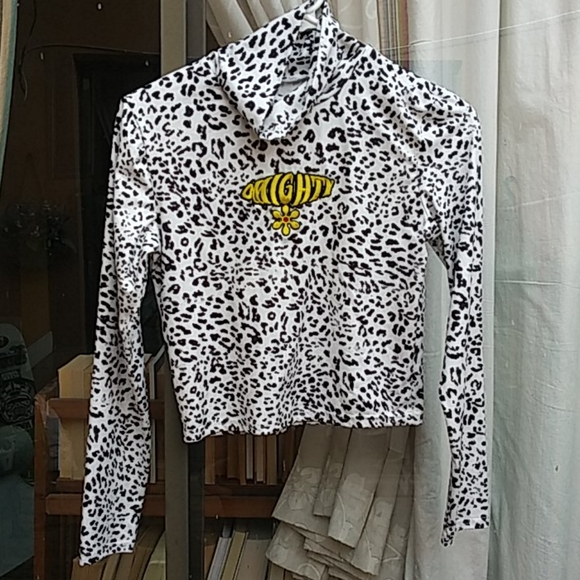 omighty Tops - OMIGHTY Leopard print longsleeve turtleneck top